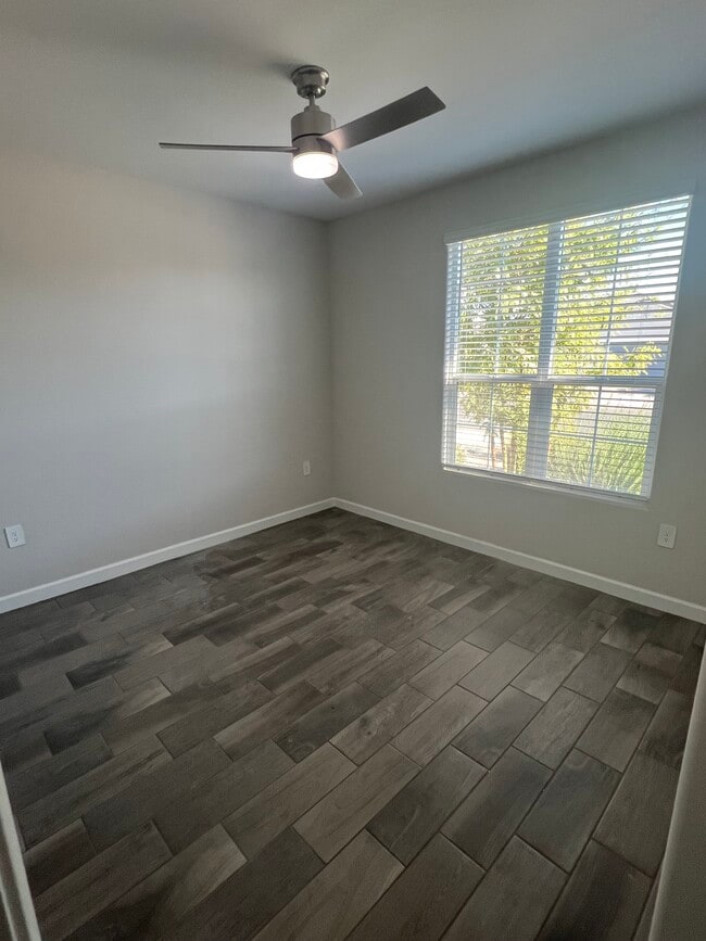 Dormitorio delantero/oficina - 37640 W San Sisto Ave