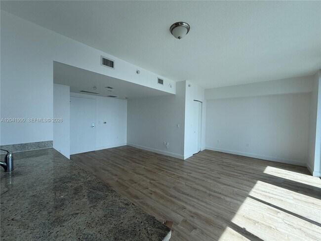 Building Photo - 185 SW 7th St Unit 3200