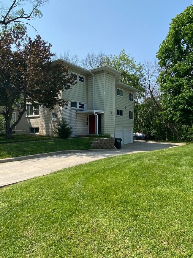 Building Photo - Woodland Duplex (3019/3021) Unit 3021