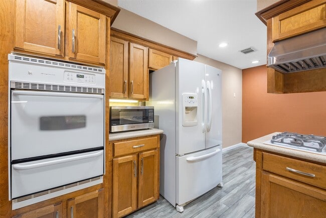 Photo - 123 Ballantrae Ln