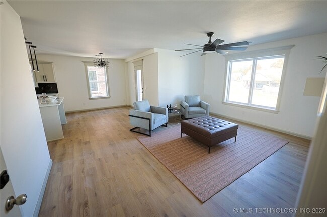 Photo - 112 W 2nd St Unidad F