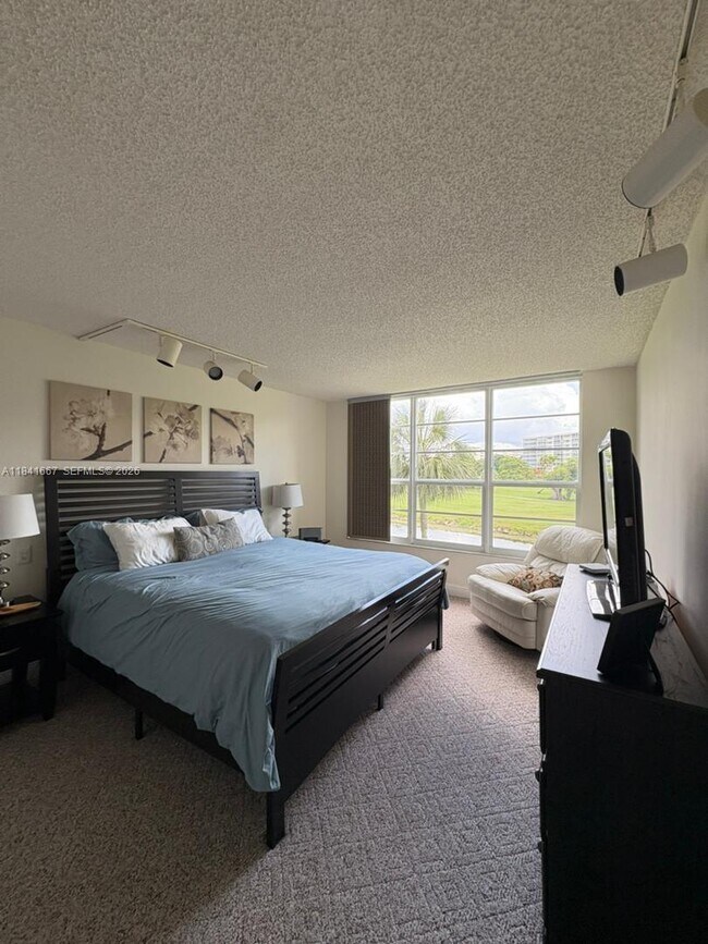 Photo - 555 Oaks Ln Unit 203