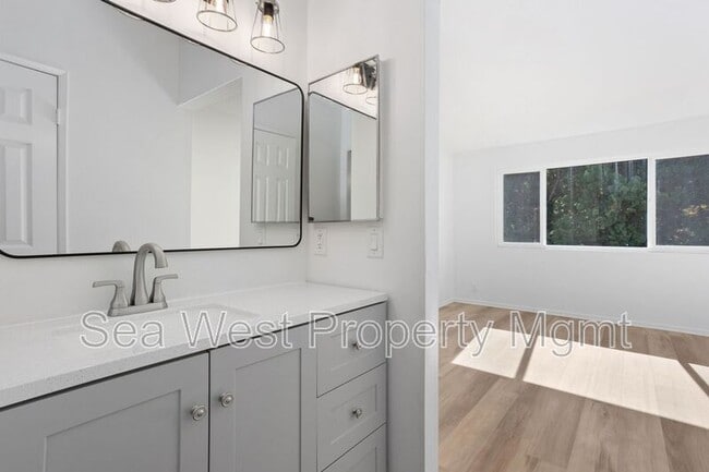 Building Photo - 820 Encinitas Blvd Unit #202