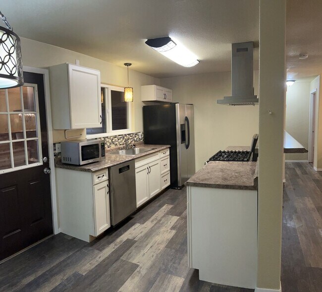 3/4 bedrooms. Great area. House. House Rental in Anchorage, AK