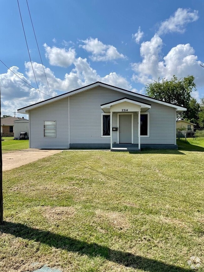 Building Photo - 3 Bedroom 2 bath home for lease