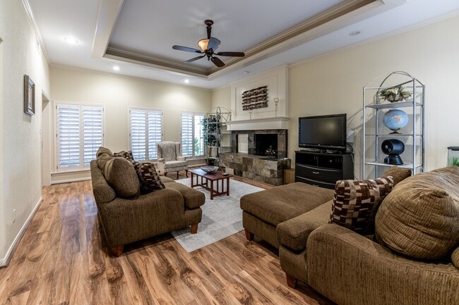 Photo - 422 River Oaks Dr