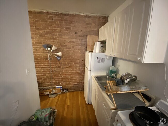 Building Photo - 181 Thorndike St Rental