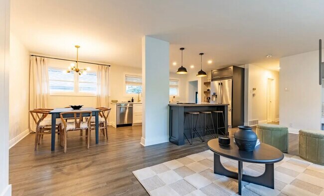 Photo - 400 Coombs Av