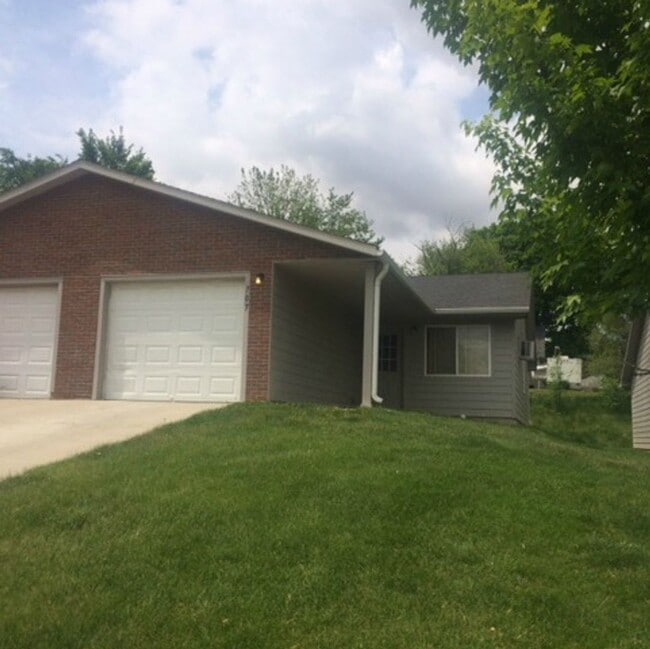 Building Photo - 3 Bedroom, Single-story Townhomes for rent... Unit 718 1st St S.