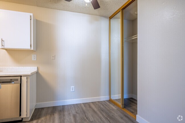 1 habitación, 1 baño - 680 pies cuadrados - Comedor - Pisos de tablones - Park Club Apartments