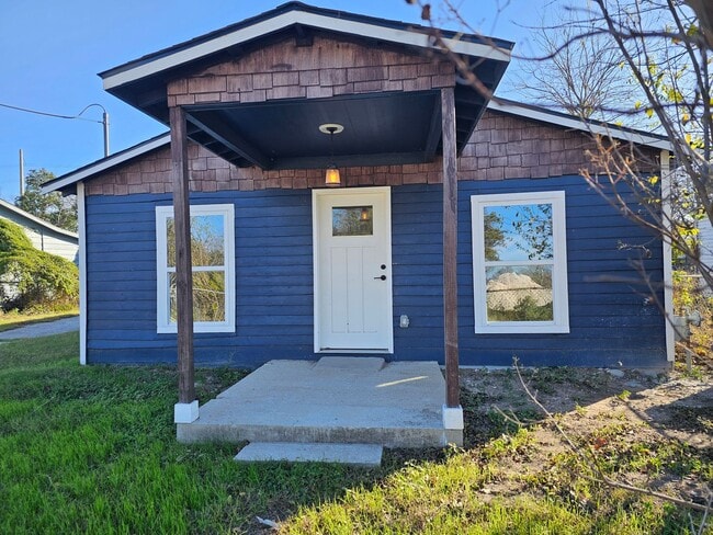 Building Photo - Beautifully Remodeled 3/1.5 Home in Historic Denver Heights with Modern Upgrades and a Park-Like ...
