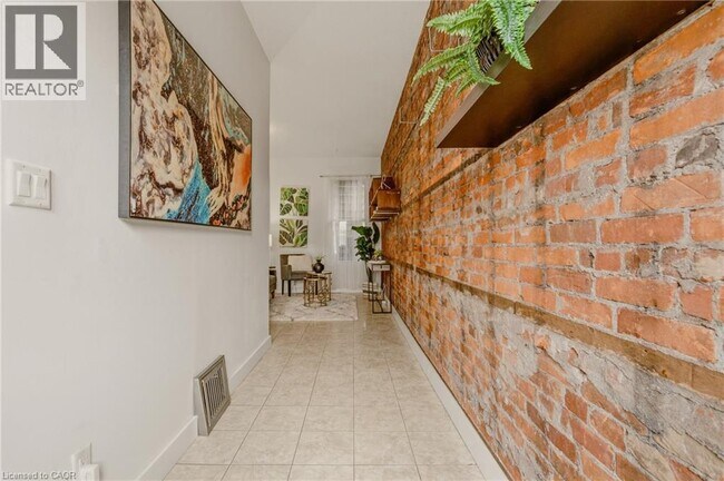 Photo - 163 Victoria Ave N