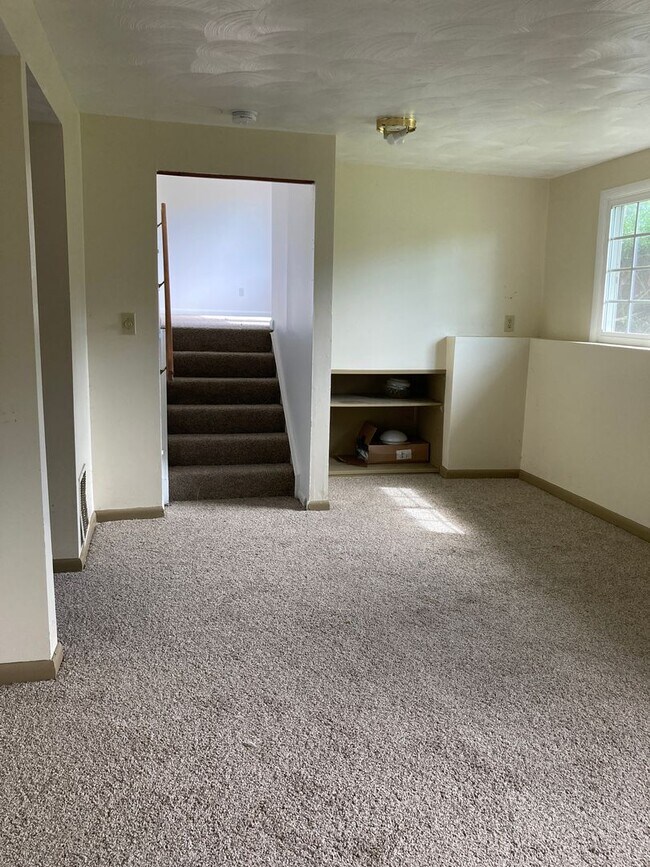 Cozy 3 Bedroom, 1.5 Bathroom Split Level H... Rental For Rent in