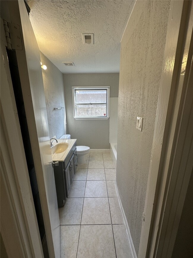 Photo - 5847 Belcrest St