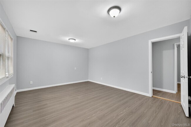 Photo - 552 Old Country Rd