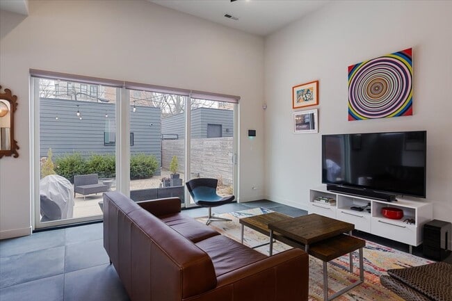 Photo - 559 E 50th St