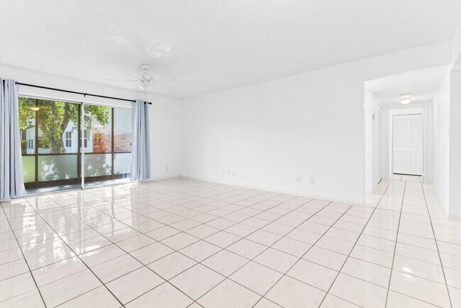 Photo - 345 W Laurel Dr Unit 2m