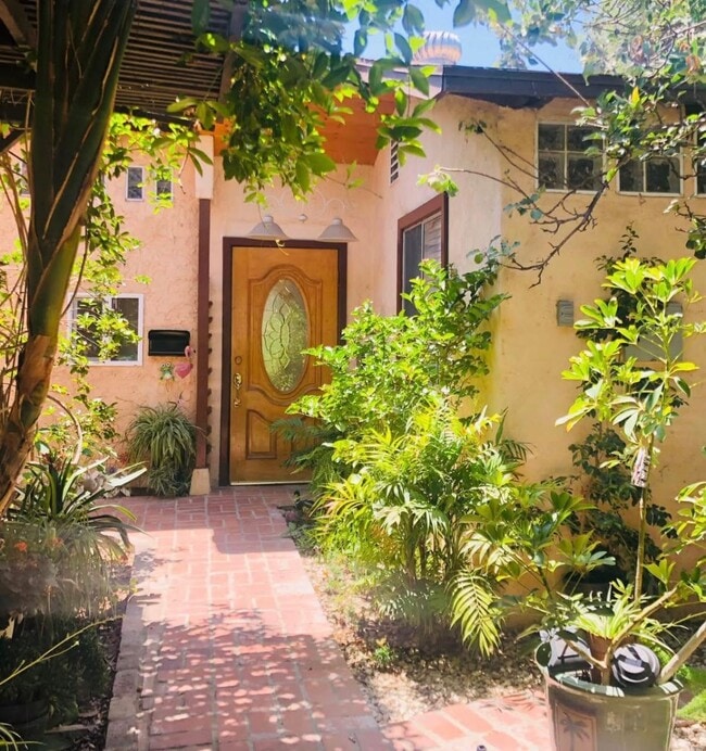 Building Photo - 8545 Kelvin Ave Unit Guesthouse