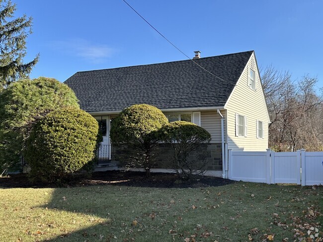 Building Photo - 32 Beechwood Rd Rental