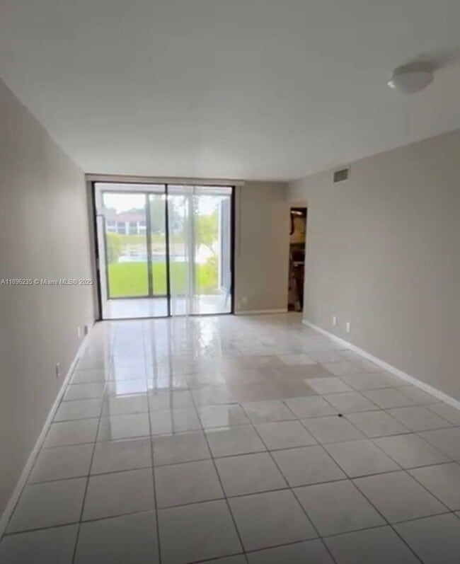 Building Photo - 212 Lake Pointe Dr Unit 106