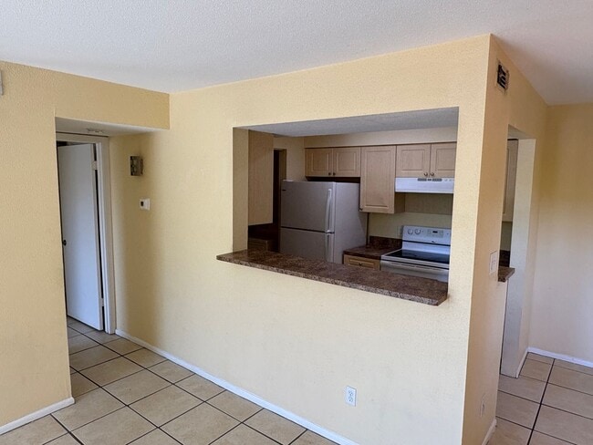 Building Photo - **Coming Soon** 1/1 Condo for Rent in Fort Myers Unit 719