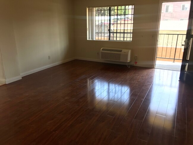 Building Photo - 1285 Vin Scully Ave Unit 5