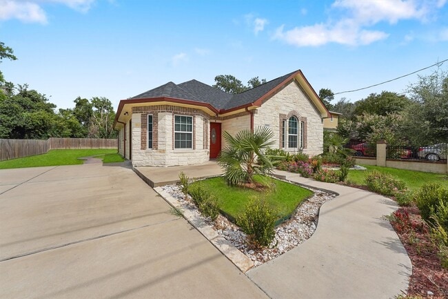 Building Photo - 12725 Arp St