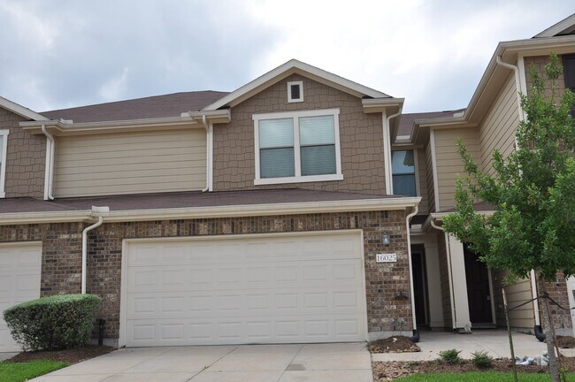 Building Photo - 16025 Summerville Lake Dr