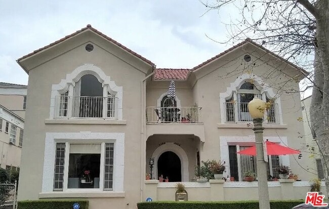 Building Photo - 328 N Sycamore Ave