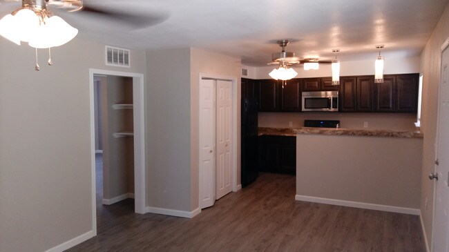 Photo - Crossroads Apartments