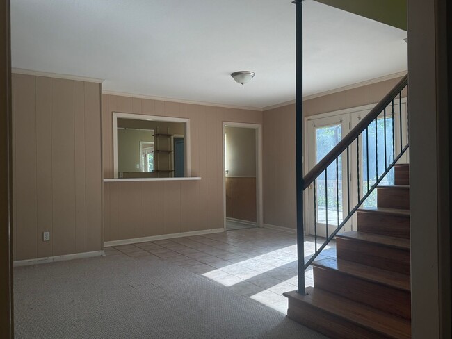Photo - 323 Auburn Dr