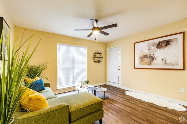1 BR, 1 BA - 570 SF
