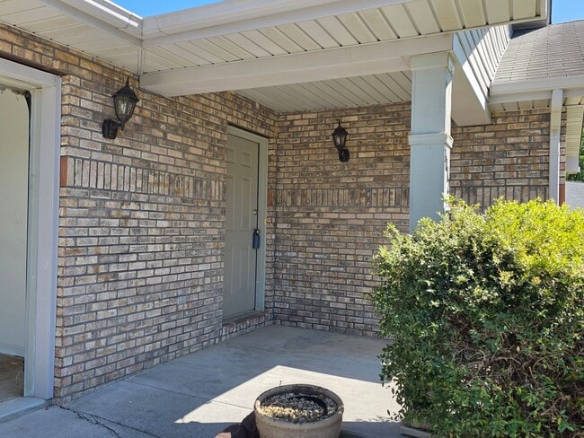 Photo - Maryville 37804 - 3 bedroom, 2 Bath Home , 2 car garage - Contact Donna Bailey (865) 389-6590