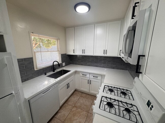 Building Photo - Charming Renovated 3-Bedroom Home in Tarza...