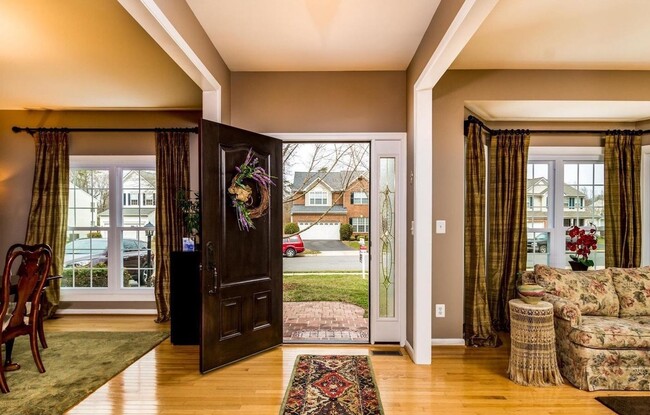 Photo - Gorgeous 4,000sqft  5-bed 3.5-bath Home near Chantilly Economic corridor