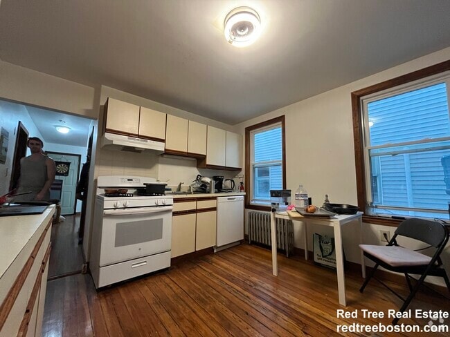 Building Photo - 45 Litchfield St Unit 2 Rental