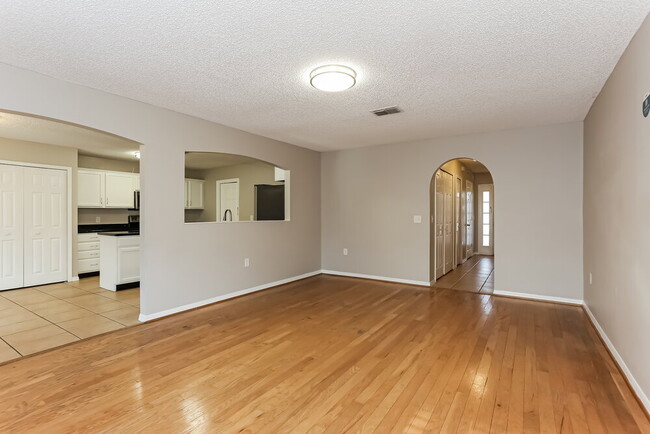 Photo - 58 Reeding Ridge Dr W