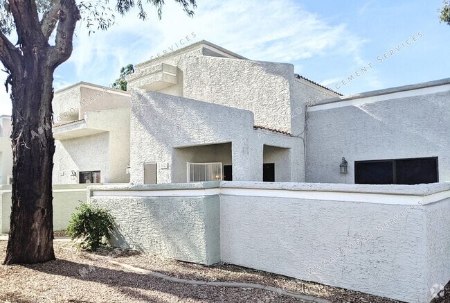 Building Photo - 3 BEDROOM 3 BATH END UNIT TOWNHOME IN GATE...