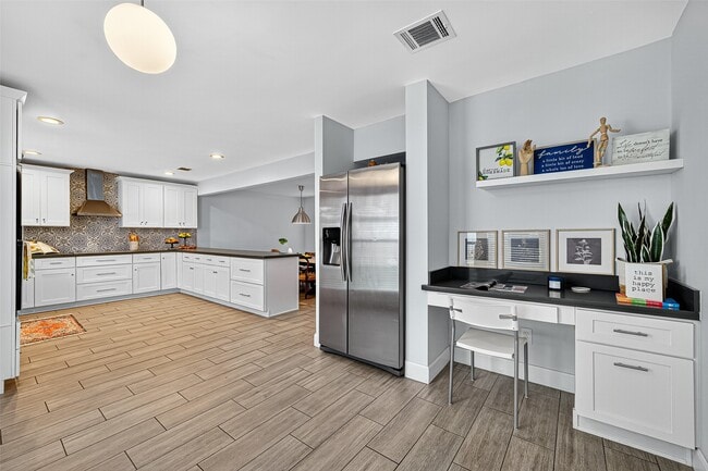 Photo - 818 Silvergate Dr