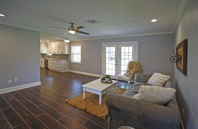 Photo - 6002 Duxbury St