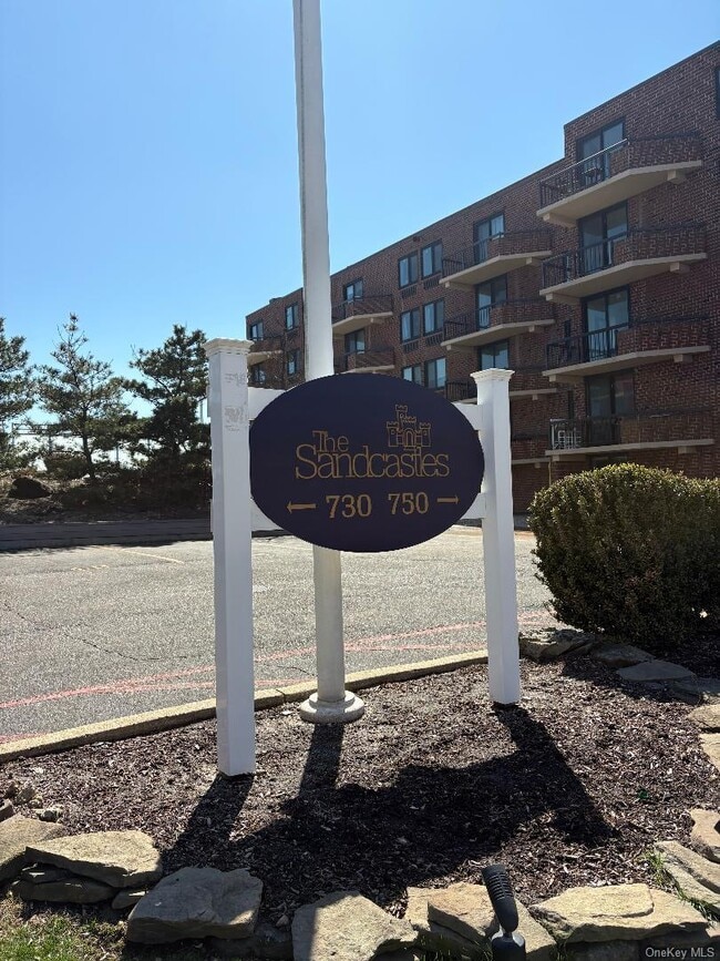 Building Photo - 750 W Broadway