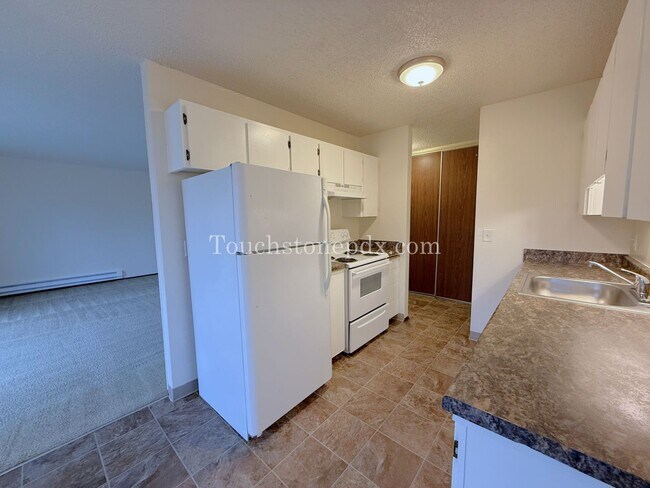 Photo - Updated 2 Bdrm Apartment with Balcony in Sellwood Moreland Neighborhood Unit 5808-6
