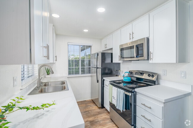 2BR, 2BA - 1000SF - Kitchen