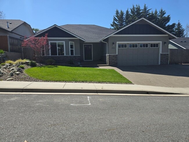 Building Photo - 3 bed 2 bath Home for Rent in Grants Pass