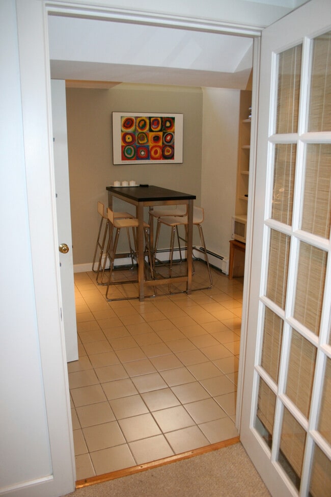 Building Photo - 12 Newport Rd Unit Studio Apartment