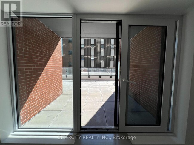 Photo - 75 James St S