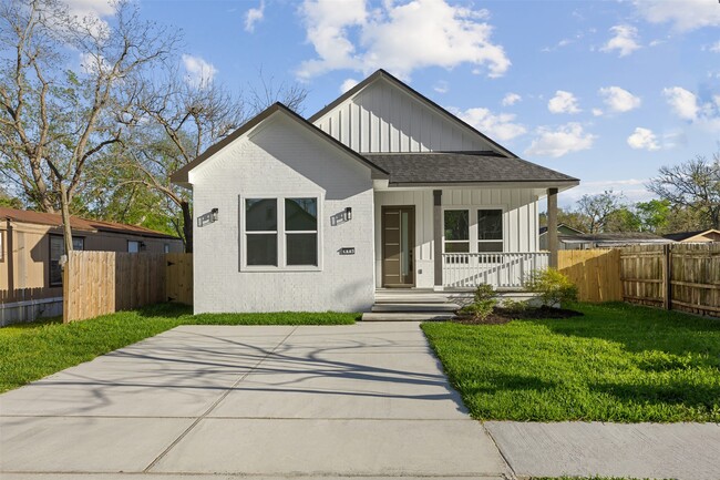 Photo - 615 Lettie St