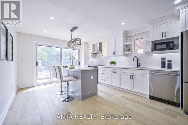 Photo - 322 Hillsdale Ave E