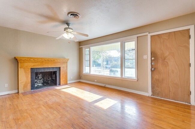 Photo - Ready for New Tenants- 2 bedroom 1 bath with an Additional Flex Room Minutes from TCU- 76109