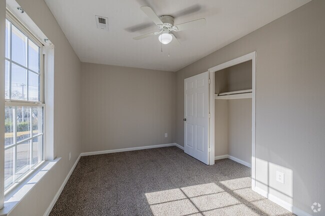 2BR, 1BA - 977SF - Primary Bedroom